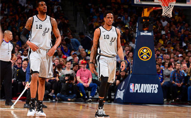 倒也没给外人！米切尔突破分球 直接传给替补席的队友（好在没给对手！米切尔突破分球竟直接传到替补席队友）