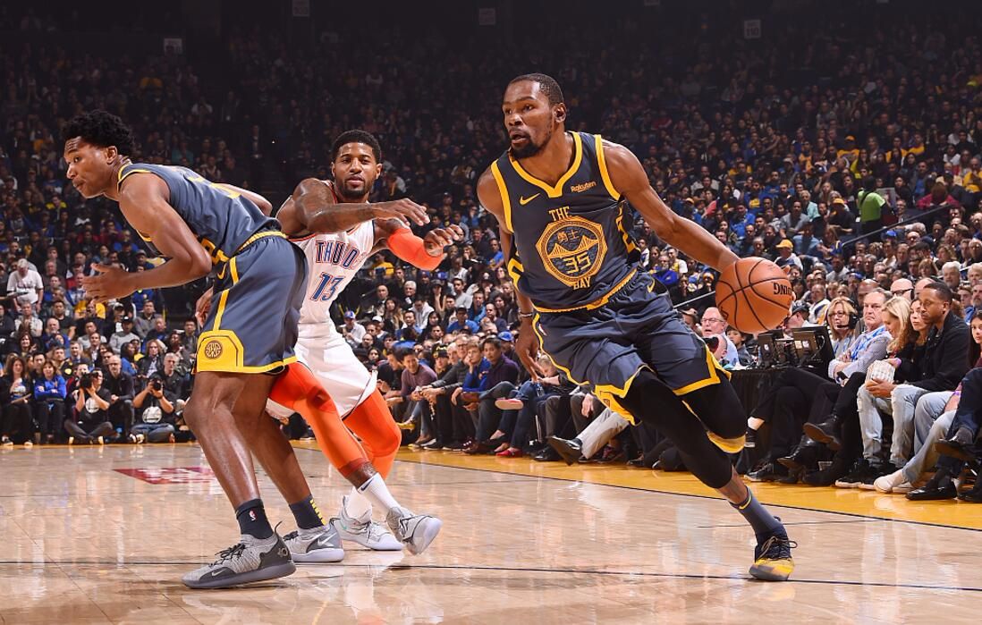 防守反击！刘泽一大帽宁鸿宇三分球 反击跟进补篮再拿两分（由守转攻！刘泽一封盖宁鸿宇三分，快下跟进补篮再添两分）