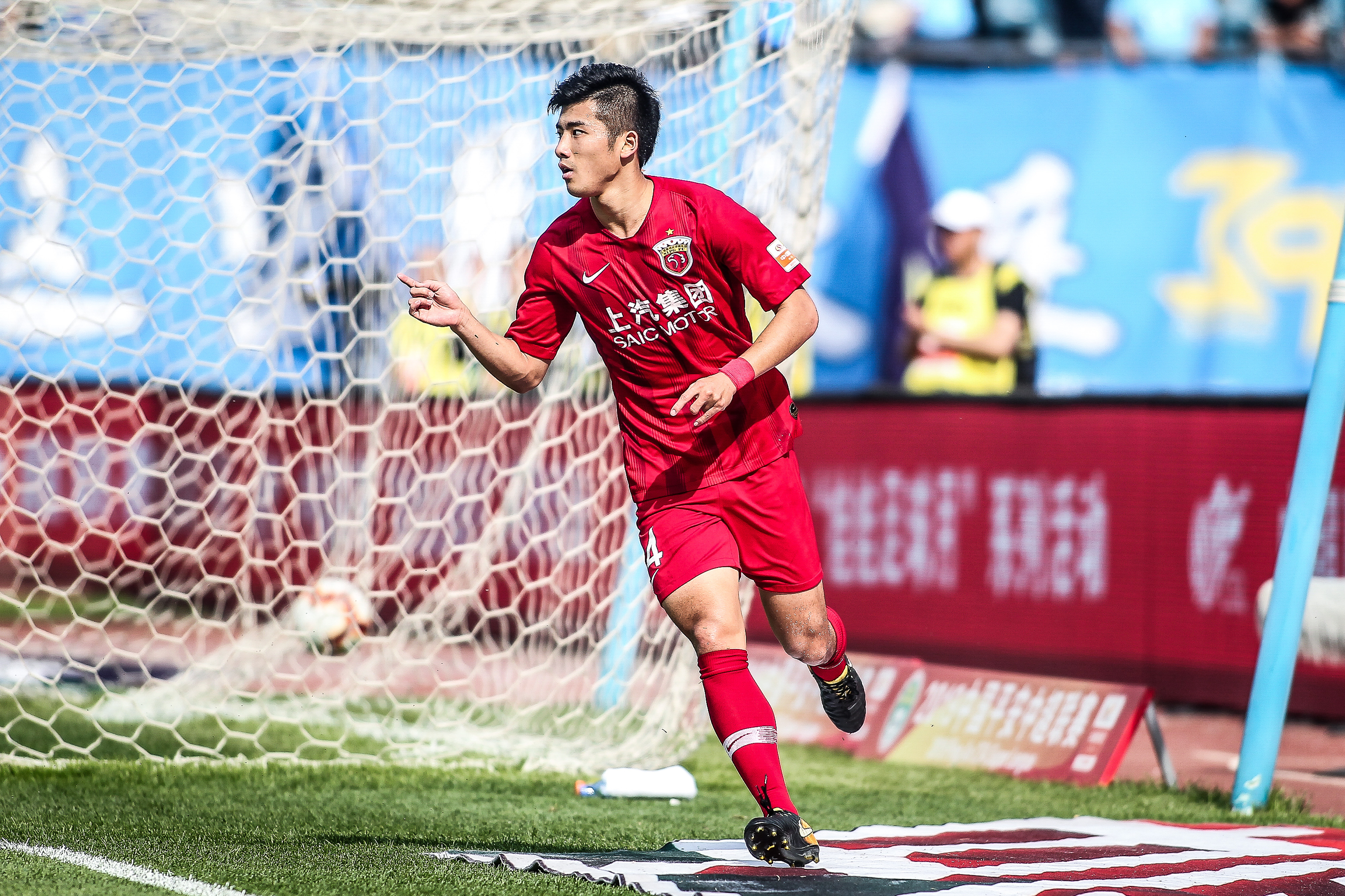 鸣金收兵！最后2分钟湖人宣布投降换上布朗尼 火箭也换下主力收兵（末节最后两分钟湖人放弃追分改派布朗尼上场，火箭也将主力悉数换下）