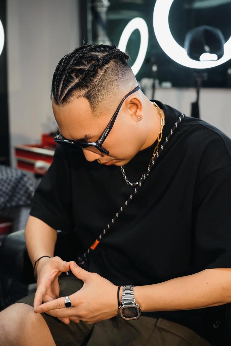 苏群：圣诞收官战最精彩 那个挑战如果让跳球 华子也许不会失控（苏群：圣诞压轴战最精彩 若改判跳球华子或不至失控）