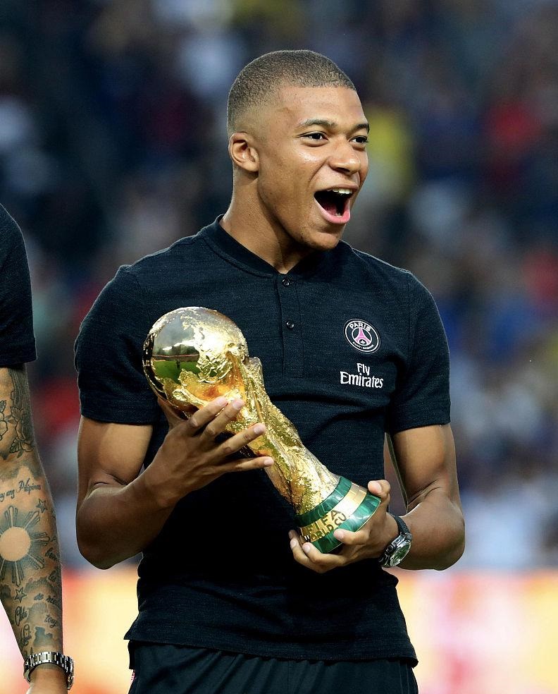 记者守候利物浦基地等待萨拉赫，斯洛特或派其出战国米（记者蹲守利物浦基地等萨拉赫，斯洛特或将让其出战国米）