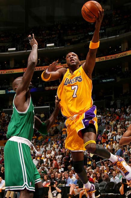 西甲半场：拉菲尼亚点射建功+中框，巴萨暂1-0十人黄潜（西甲半场战报：拉菲尼亚点球破门并中柱，巴萨暂以1-0领先十人比利亚雷亚尔）