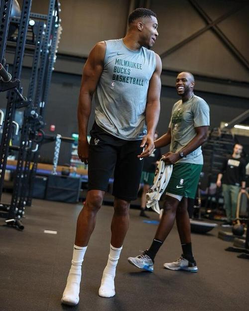 德天空：那不勒斯想签弗赖堡中场曼赞比顶替受伤的德布劳内（德媒：那不勒斯有意引进弗赖堡中场曼赞比，以填补德布劳内伤缺）