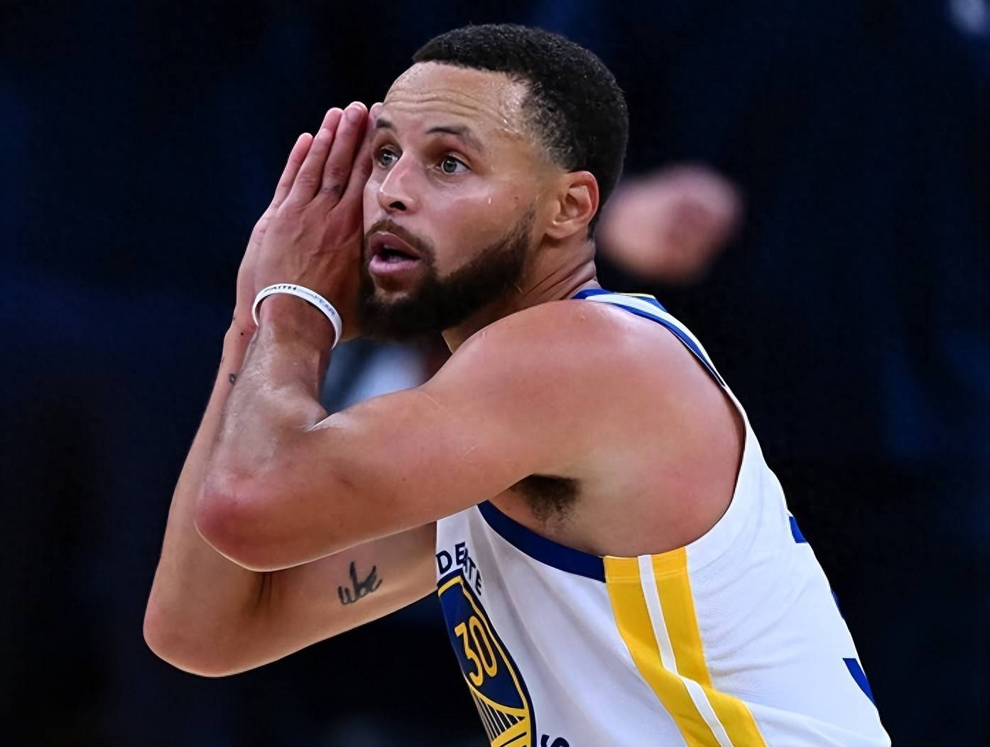 中超欠薪问题严峻，俱乐部准入难，财务困境持续，亟需解决。（中超欠薪严峻，准入受阻，财务困局未解，亟待破解）