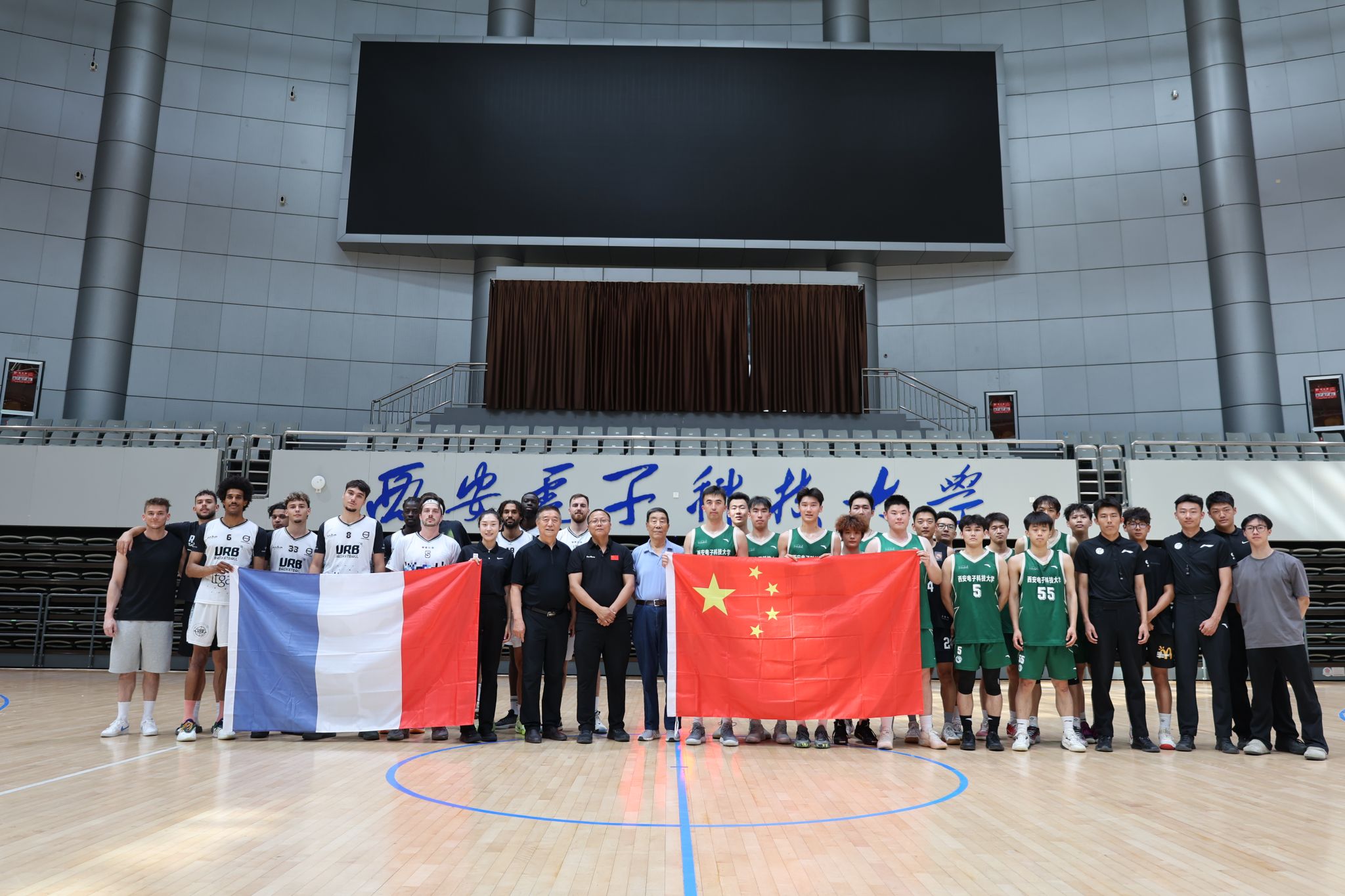 斯帕伊奇庆祝足协杯夺冠：为奖杯感到自豪，更为球队感到骄傲（斯帕伊奇庆祝足协杯封王：奖杯令我自豪，球队更令我骄傲）