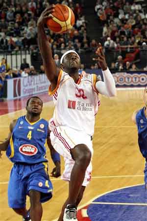 CBA杯战报：王哲林17分7板，上海111-72狂胜四川（CBA杯赛况：王哲林17分7篮板，上海111-72大胜四川）