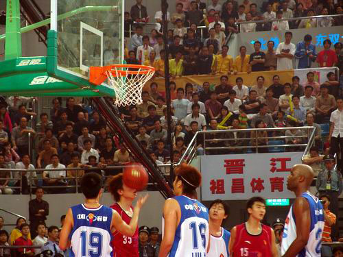 记者：弗里克听说自己的明夏离队传闻后说“又是胡说八道”（记者：被问及明夏离队传闻，弗里克回应“又是胡说八道”）