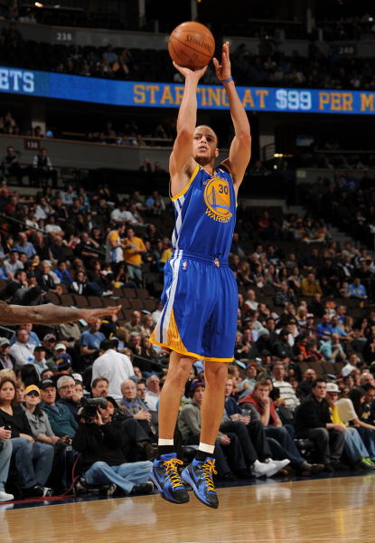 华莱士本场送出4抢断，赛季56次升至联盟最多（华莱士本战拿下4抢断，赛季总数56次登顶联盟第一）